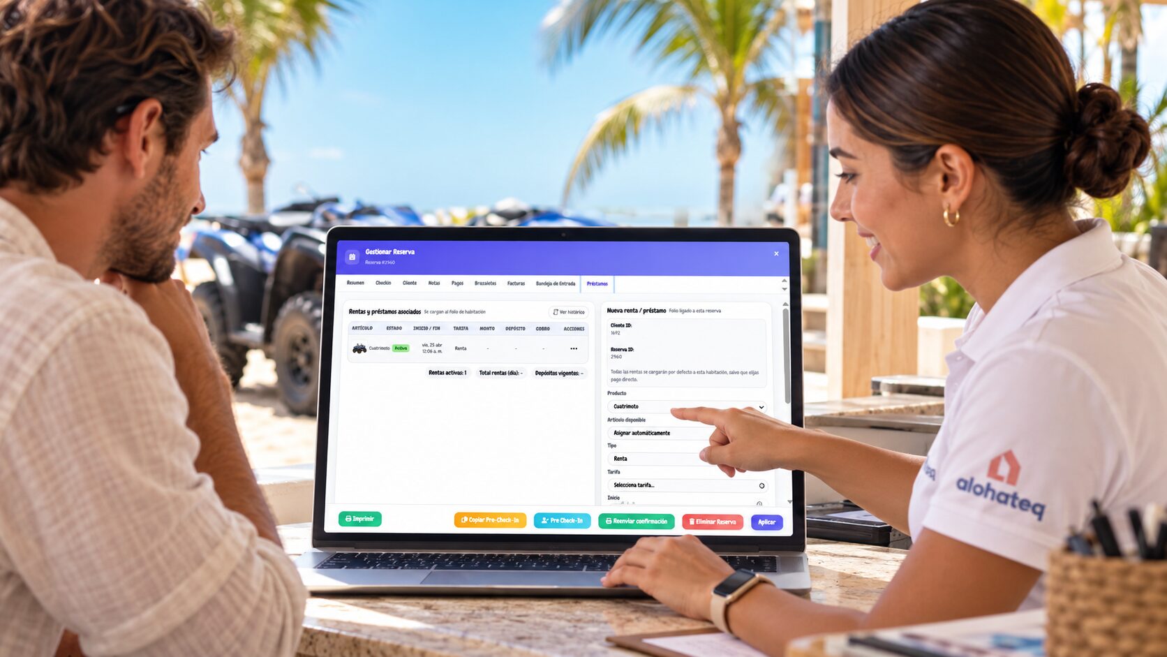 Recepcionista de un club de playa mostrando la gestión de reservas de Alohateq en una laptop a un visitante